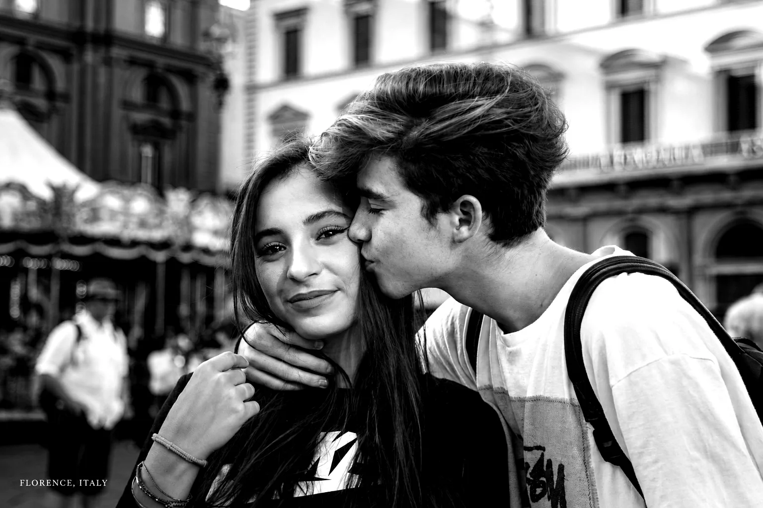 Black-and-white El Beso photograph of an affectionate moment in Florence, Italy.