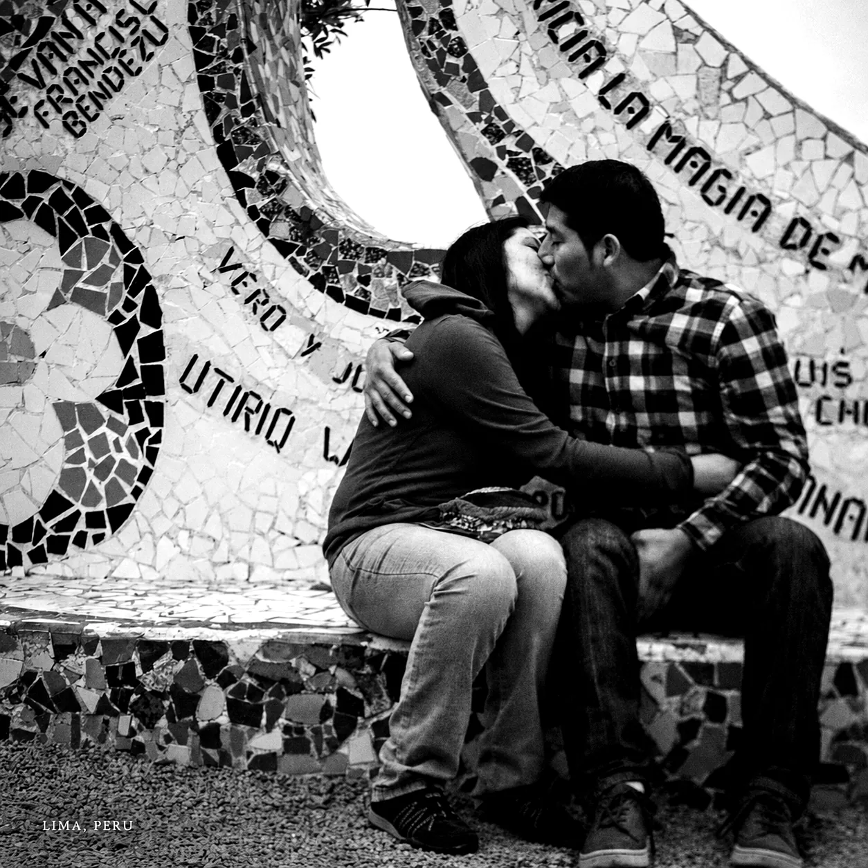 Black-and-white El Beso photograph in Lima, Peru.