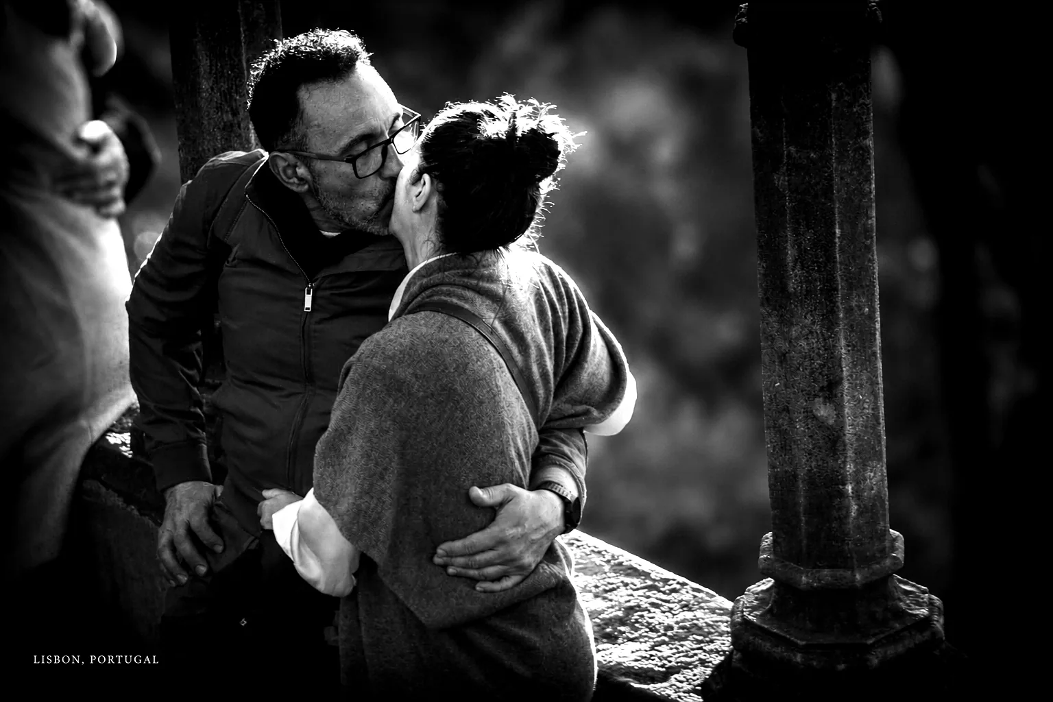 Black-and-white El Beso photograph of a kiss in Lisbon, Portugal.