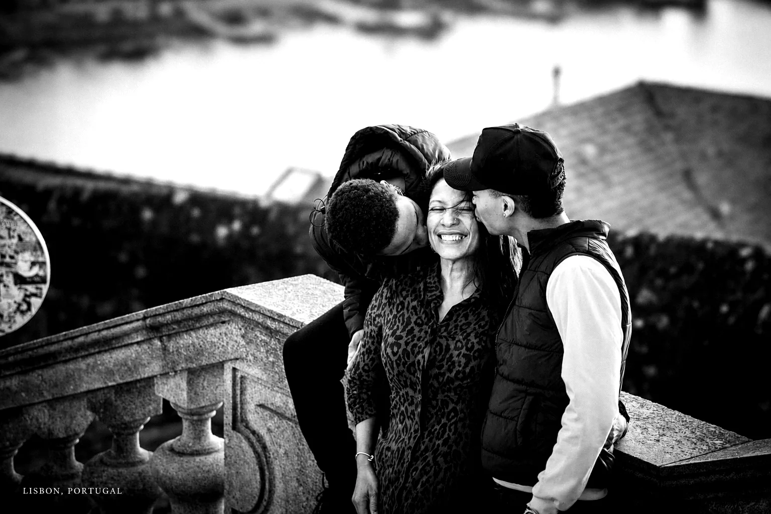 Black-and-white El Beso photograph of affection in Lisbon, Portugal.
