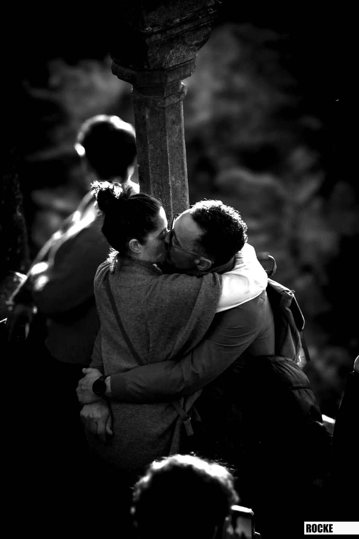 Black-and-white El Beso photograph of a kiss in Lisbon, Portugal.