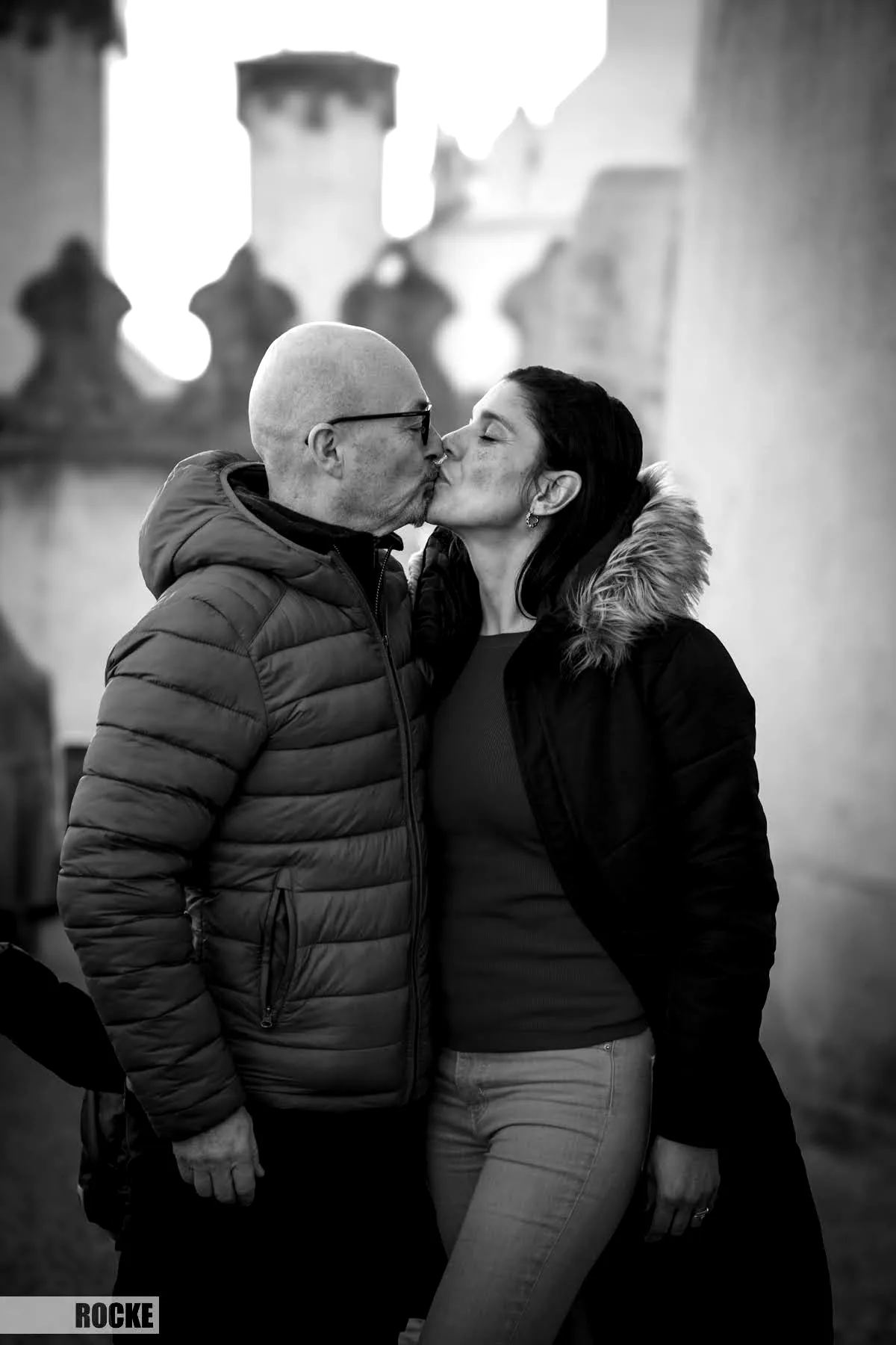 Black-and-white El Beso photograph of a couple kissing in Lisbon, Portugal.