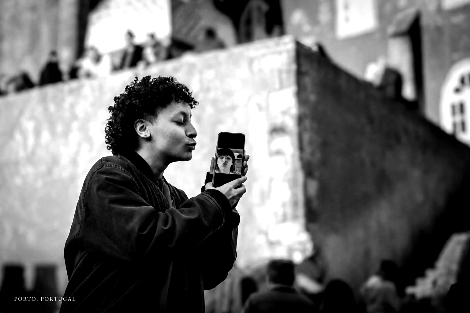 Black-and-white El Beso photograph in Porto, Portugal.