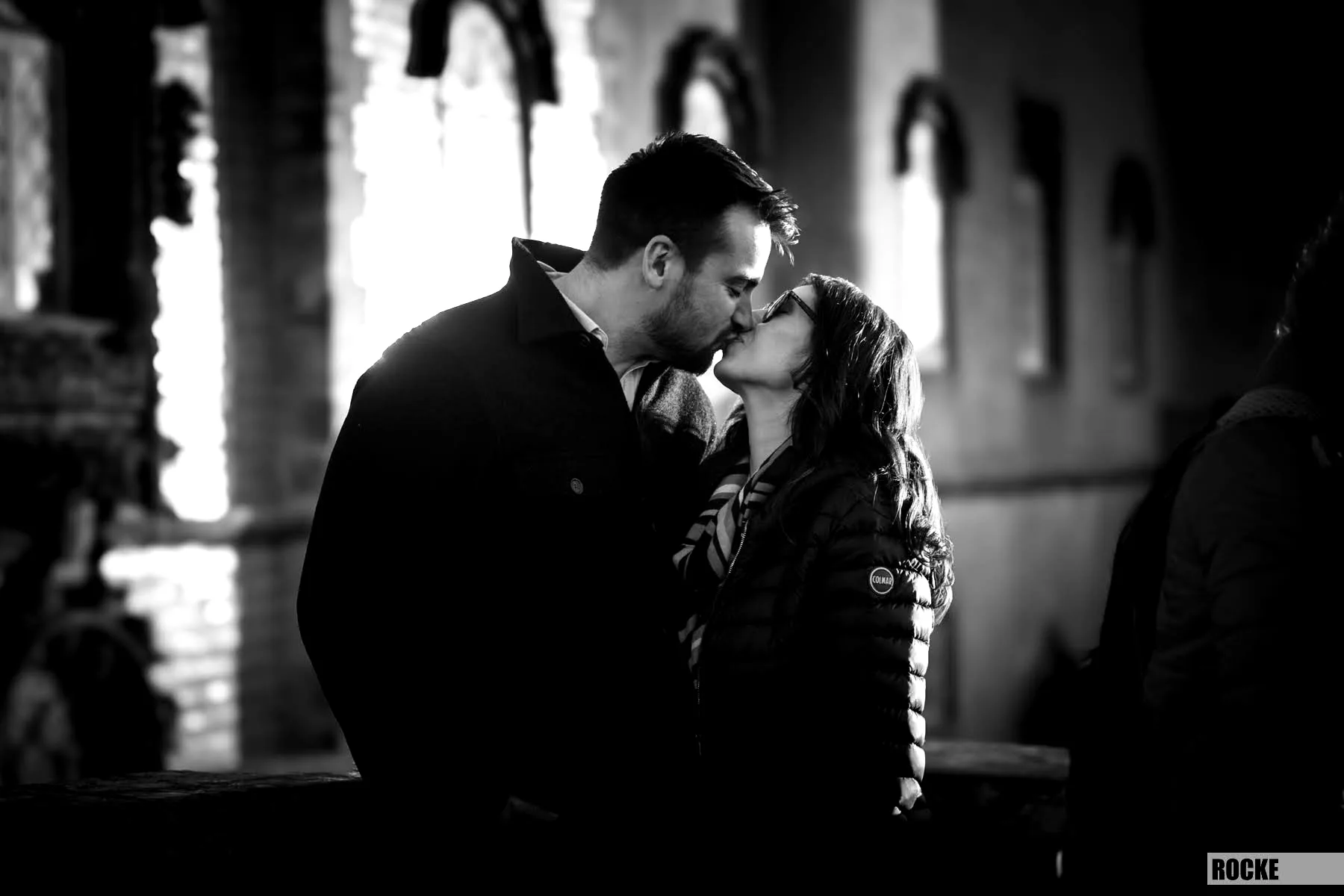 Black-and-white El Beso photograph of a kiss in Porto, Portugal.