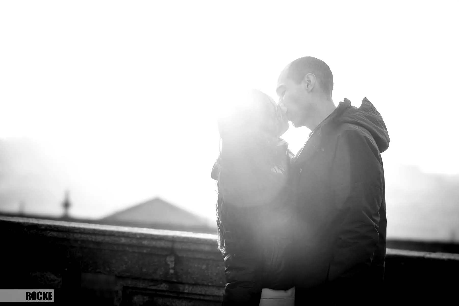 Black-and-white El Beso photograph of a backlit kiss in Porto, Portugal.
