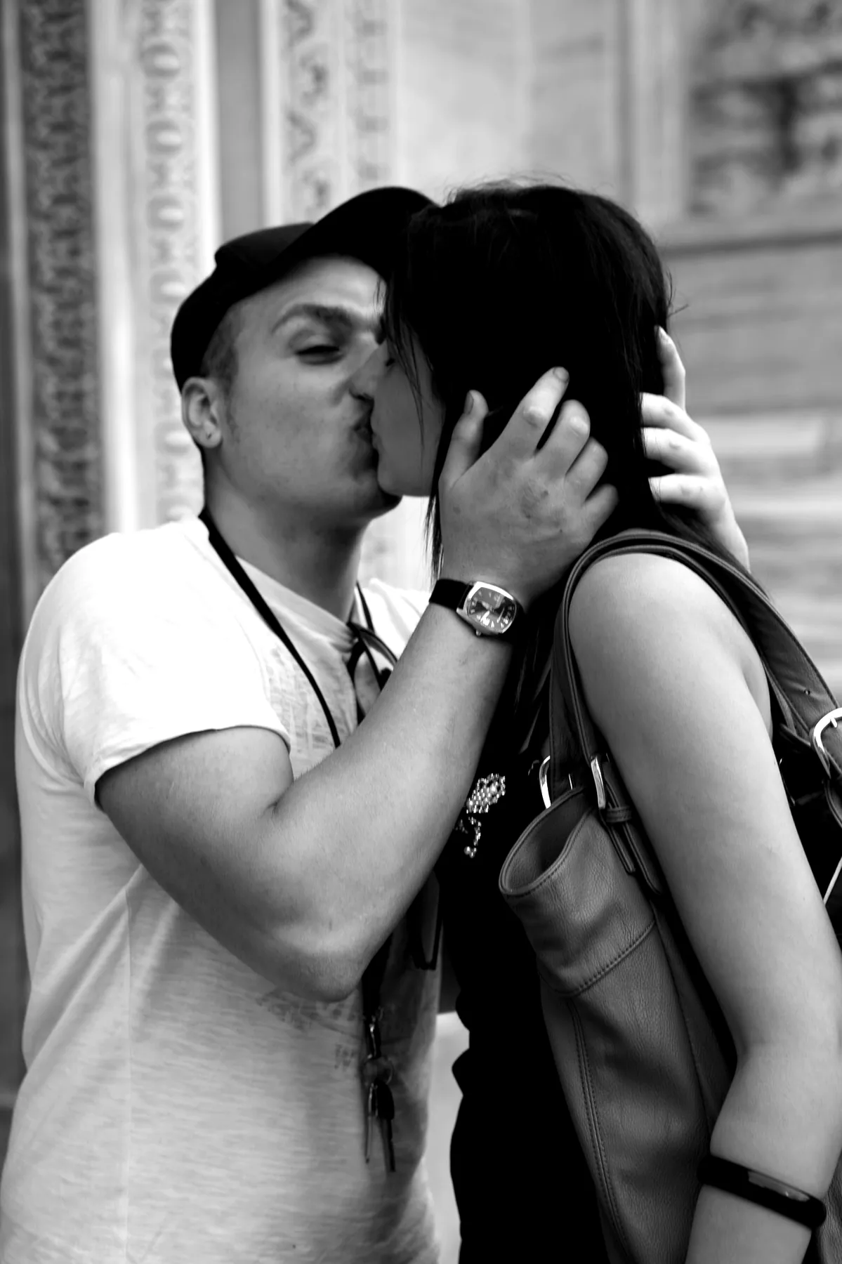 Black-and-white El Beso photograph of a close kiss in Rome, Italy.
