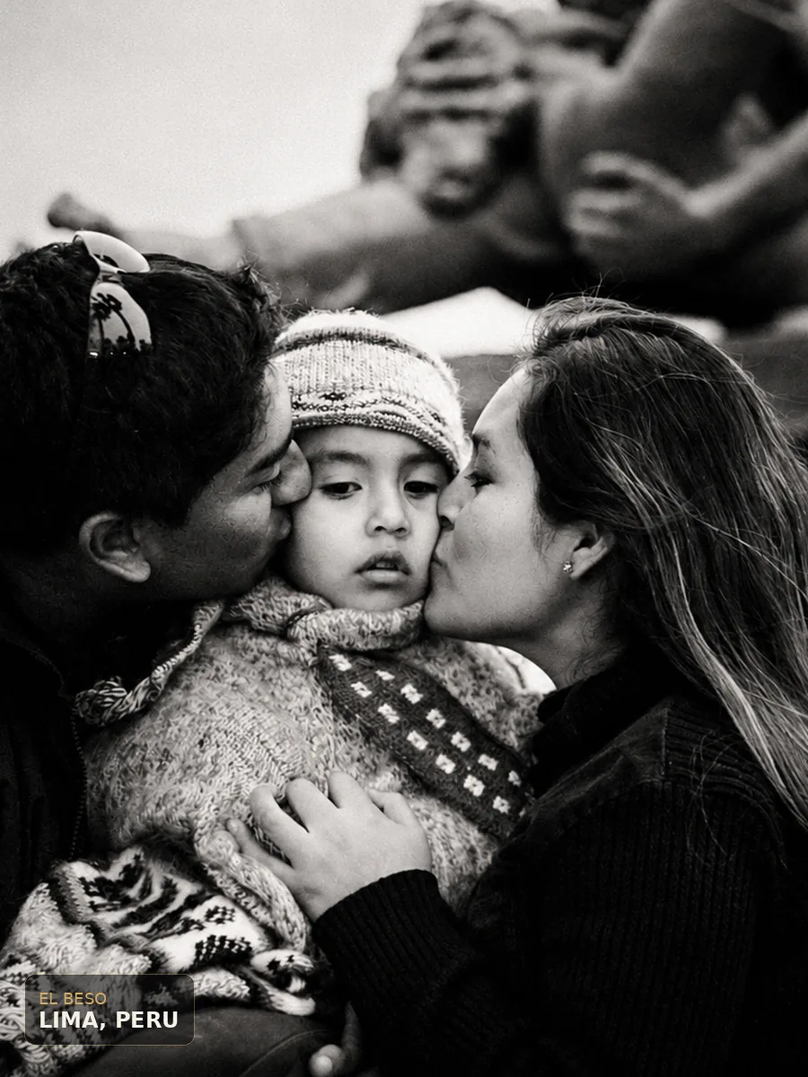 Black-and-white El Beso image collage showing kisses and project frames.